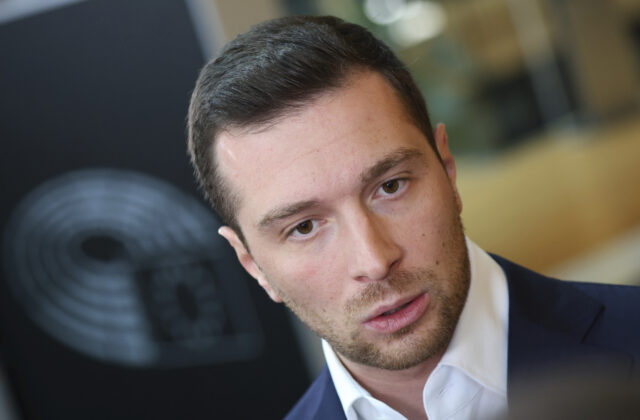 Líder francúzskej krajnej pravice Jordan Bardella dostal vajíčkom do hlavy