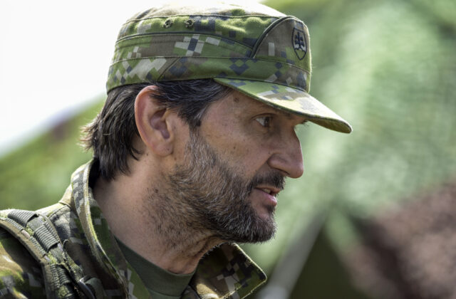 Minister Kaliňák vysvetlil obstarávanie pušiek pre armádu. Potvrdil, že rokuje len s jedným dodávateľom – VIDEO