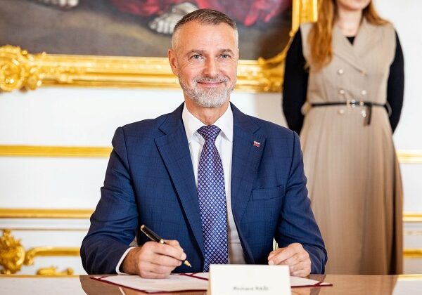 Raši podpísal historické memorandum, Národná rada SR má svoj oficiálny mládežnícky parlament – FOTO