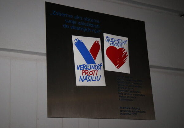 Hlavné mesto aj mesto Poprad udelia 17. novembra zamestnancom voľno a pridá sa aj BVS, kraj však nie