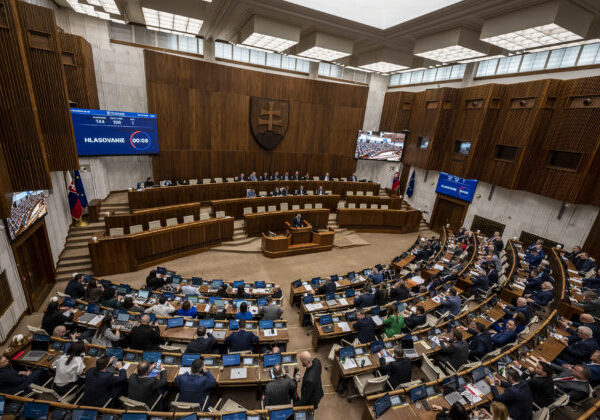 Hlasovanie o vetovanom zákone o hazarde nemožno spojiť s hlasovaním o dôvere vláde, hovorí Bujňák