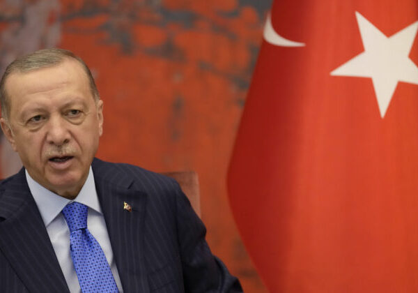 Erdogan bude telefonovať s Putinom o krokoch, ktoré môžu zastaviť zabíjanie na Ukrajine