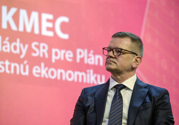 Podpredseda vlády Peter Kmec doručil do Prezidentského paláca svoju demisiu