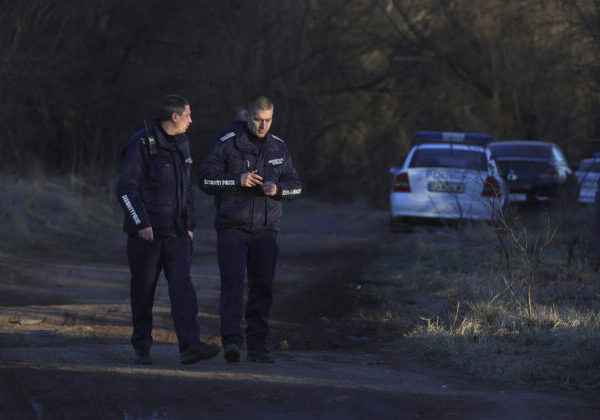Šiesti migranti zahynuli, keď ich auto pri unikaní pred políciou v Bulharsku spadlo do jazera