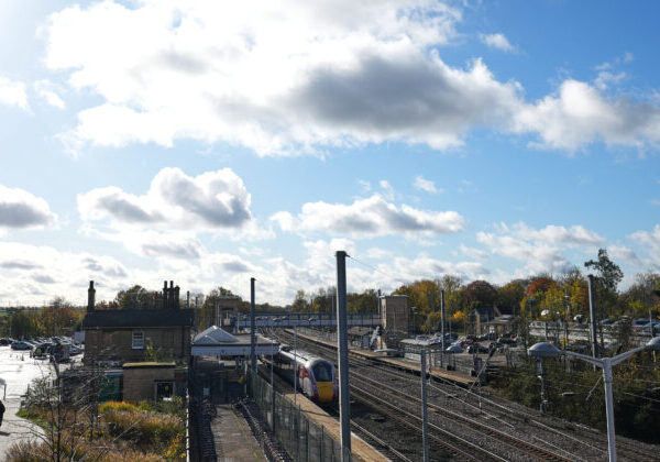 V Anglicku sa vykoľajil vlak, zranenia utrpeli štyria ľudia