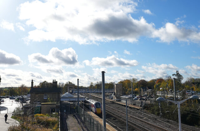 V Anglicku sa vykoľajil vlak, zranenia utrpeli štyria ľudia
