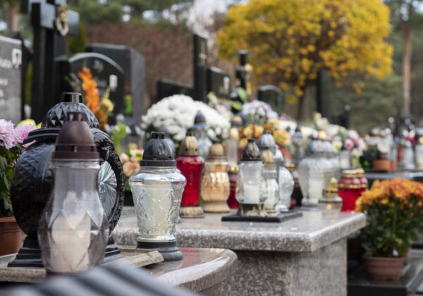 Cintoríny sa zaplnili svetlom sviec a vôňou kvetov, ľudia spomínajú na svojich blízkych