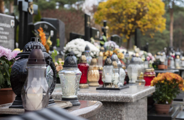 Cintoríny sa zaplnili svetlom sviec a vôňou kvetov, ľudia spomínajú na svojich blízkych