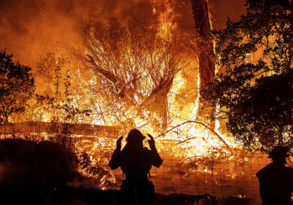Rybári zachránili troch ľudí z horiacich unimobuniek
