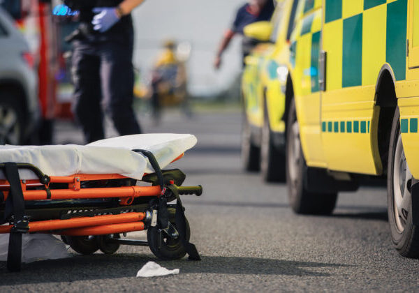 Sanitka nedala prednosť, odhodené auto na chodníku zrazilo deti. Celkovo šesť zranených