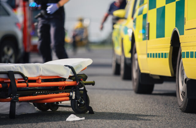 Sanitka nedala prednosť, odhodené auto na chodníku zrazilo deti. Celkovo šesť zranených