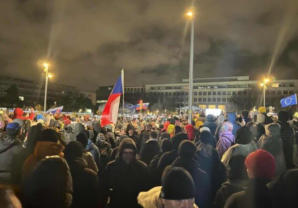 Na Námestí slobody v Bratislave sa zišli desiatky tisíc ľudí, dav skandoval „Dosť bolo Fica“