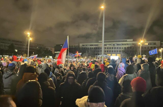 Na Námestí slobody v Bratislave sa zišli desiatky tisíc ľudí, dav skandoval „Dosť bolo Fica“