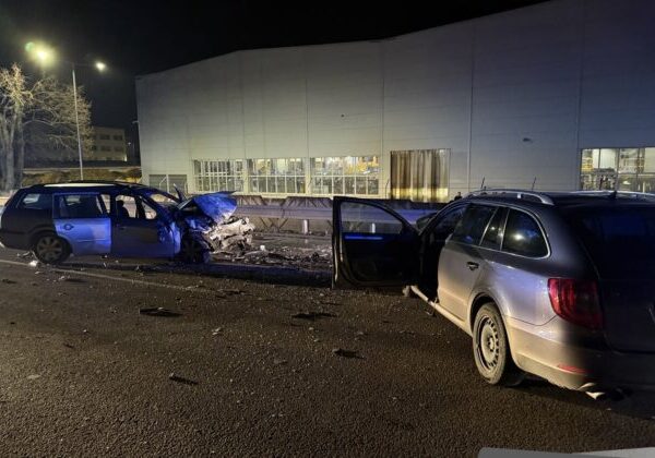 Pred Púchovom sa čelne zrazili dve autá, 51-ročný vodič nehodu neprežil – FOTO