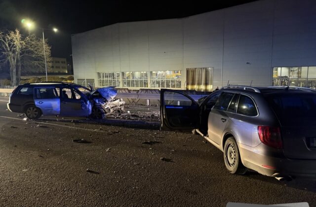 Pred Púchovom sa čelne zrazili dve autá, 51-ročný vodič nehodu neprežil – FOTO