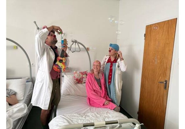 Zdravotní klauni rozosmiali dospelých pacientov na onkológiách