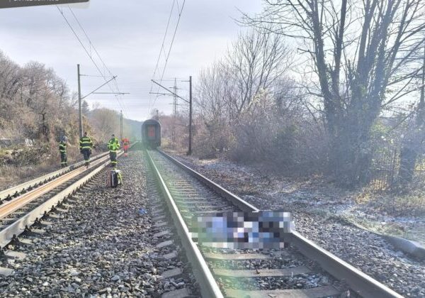 Tragédia pri Železnej studničke, vlak zrazil muža a železničná doprava v úseku je výrazne obmedzená – FOTO
