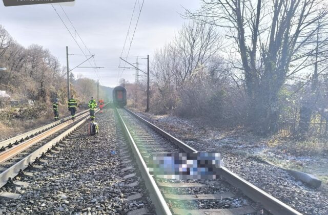 Tragédia pri Železnej studničke, vlak zrazil muža a železničná doprava v úseku je výrazne obmedzená – FOTO