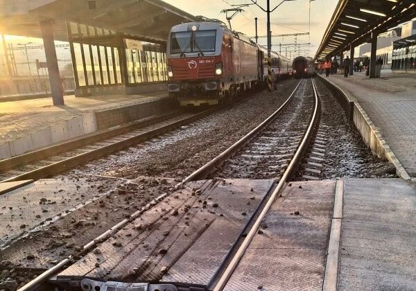 V Košiciach sa vykoľajil osobný vlak, cestujúcim spôsobil problémy aj lom koľaje pri Kysaku – VIDEO, FOTO
