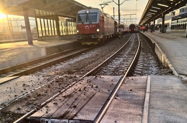 V Košiciach sa vykoľajil osobný vlak, cestujúcim spôsobil problémy aj lom koľaje pri Kysaku – VIDEO, FOTO