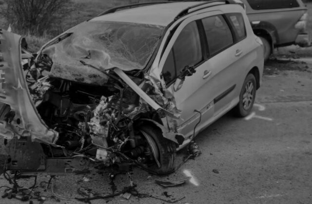 Vodič osobného auta v okrese Martin prešiel do protismeru, zrážku s ďalšími vozidlami neprežil – FOTO