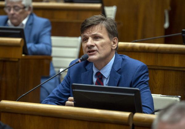 Hlina kritizuje obmedzovanie diskusie v parlamente, koalícia rozpravu mocensky stopla pred výstupom Šimečku