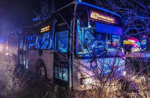 Medzi Mokrancami a Čečejovcami narazil do stromu autobus, viezlo sa v ňom 15 ľudí