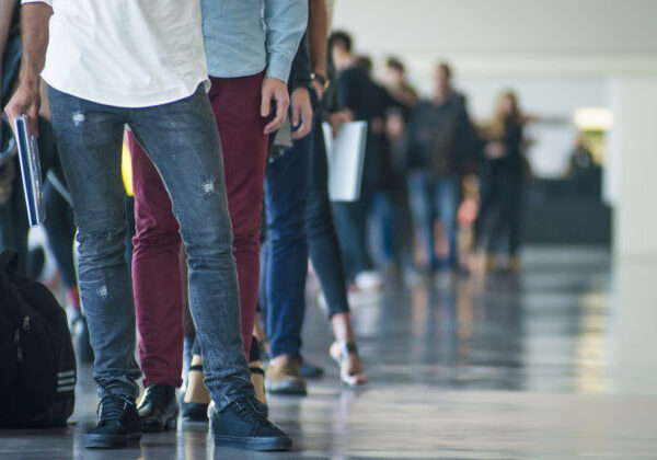 Slovensko má viac voľných miest a menej nezamestnaných, zlepšenie ťahajú mladí