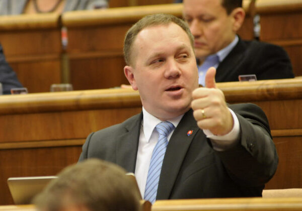 Kresťanská únia odmieta spochybňovanie práva Slovenska na národnú identitu a konanie eurokomisie