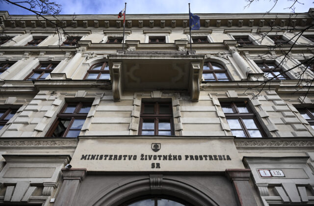 Polícia rieši neohlásené zhromaždenie pred ministerstvom životného prostredia, na mieste je aj antikonfliktný tím