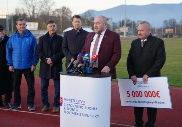 Huliak symbolicky odovzdal šek na päť miliónov eur na výstavbu novej atletickej haly v Martine – FOTO