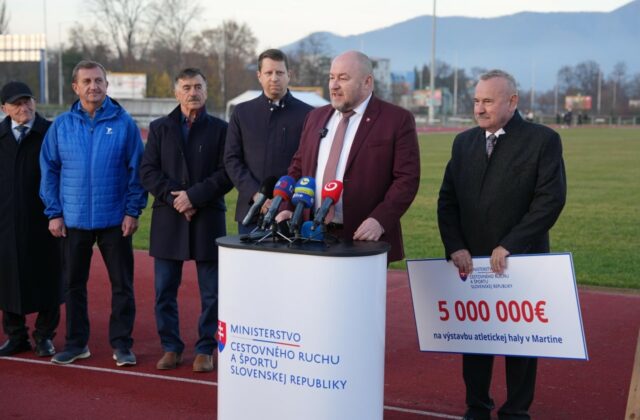 Huliak symbolicky odovzdal šek na päť miliónov eur na výstavbu novej atletickej haly v Martine – FOTO