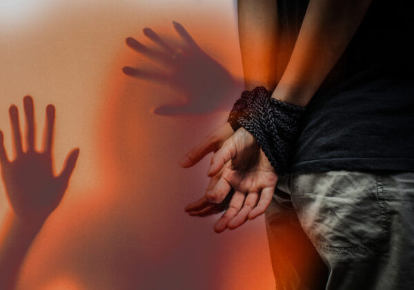 Obchodovanie s ľuďmi je súčasťou organizovaného zločinu, peniaze z neho často idú do obchodu s drogami