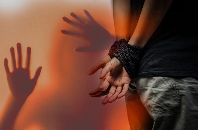 Obchodovanie s ľuďmi je súčasťou organizovaného zločinu, peniaze z neho často idú do obchodu s drogami