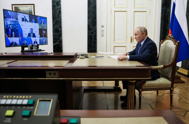 Putin ide povolávať záložníkov na stráženie ropných rafinérií