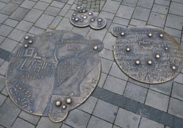 V Piešťanoch niekto z chodníka ukradol bronzové reliéfy, radnica žiada o pomoc pri pátraní – FOTO