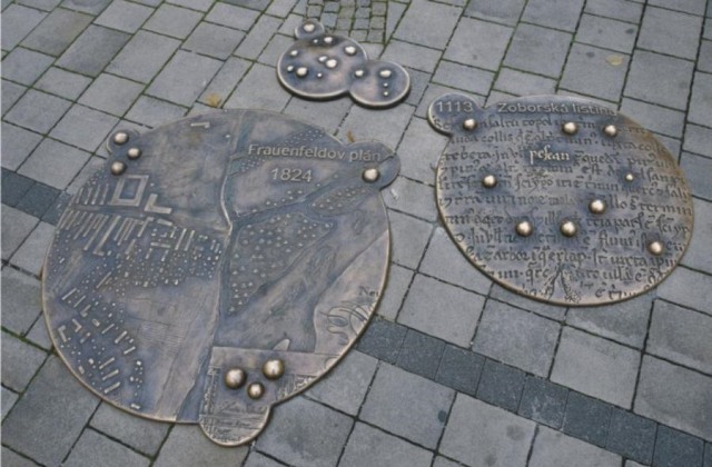 V Piešťanoch niekto z chodníka ukradol bronzové reliéfy, radnica žiada o pomoc pri pátraní – FOTO