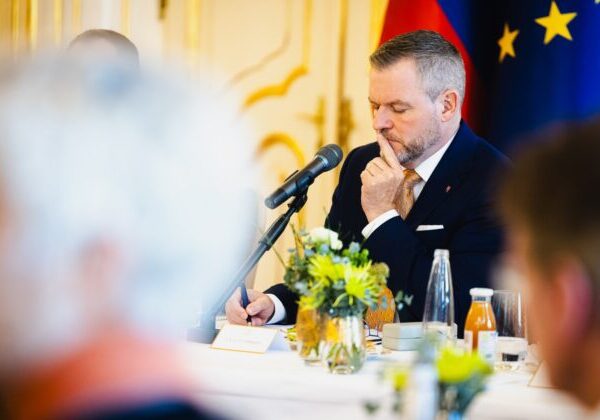 Pellegrini diskutoval s veľvyslancami členských štátov EÚ, témou bol aj tlak na rodinné rozpočty a vysoké ceny – FOTO