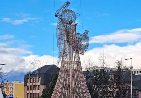 Vianočný anjel už zdobí veľký kruhový objazd v Poprade, jeho prílet sledovali vyše dve stovky ľudí – VIDEO, FOTO