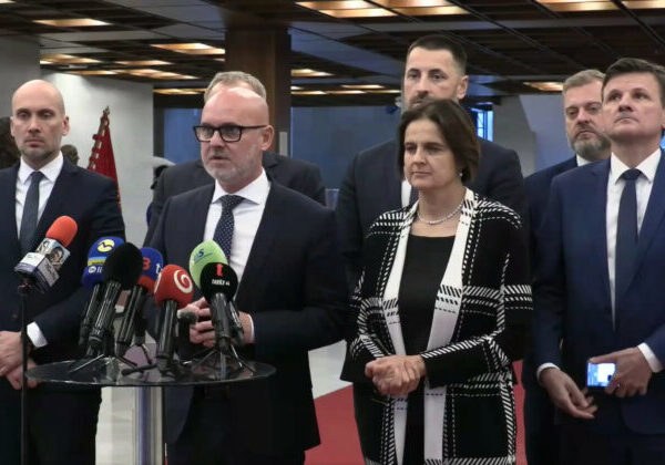 Koalícia podľa Gröhlinga opäť odhaľuje svoju skutočnú podstatu, Kolíková hovorí o únose právneho štátu – VIDEO