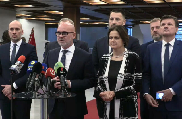 Koalícia podľa Gröhlinga opäť odhaľuje svoju skutočnú podstatu, Kolíková hovorí o únose právneho štátu – VIDEO