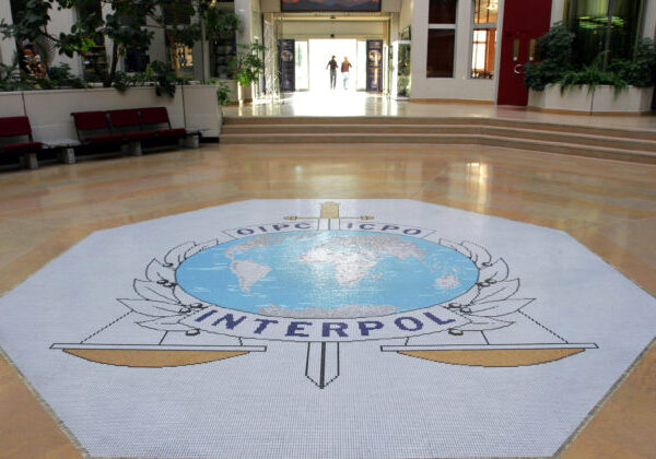 Interpol aktuálne pátra po ôsmich Slovákoch, medzi najznámejšími sú Okoličány a Mello