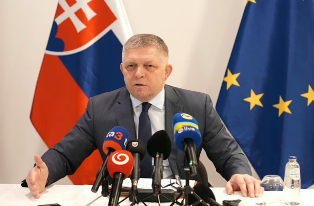 Fico sa na tlačovke rozohnil. Ukážem vám také fotky, že padnete na zadok, povedal redaktorovi – VIDEO