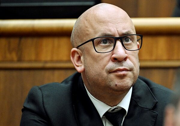 Odvolávanie ministra Ráža sa odkladá, málo poslancov sa prezentovalo aj pri druhom pokuse o otvorenie schôdze – VIDEO