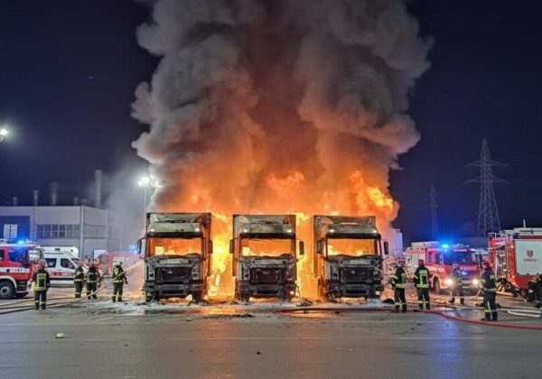 Hasiči zasahujú pri požiari troch nákladných vozidiel v Michalovciach