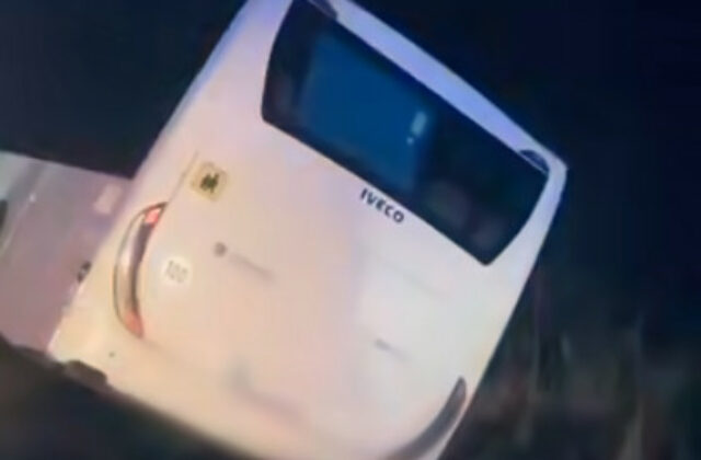 Autobus pri Lučenci vyšiel z cesty a skončil v priekope – VIDEO