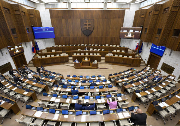 Poslanci koalície odhlasovali zrušenie Úradu na ochranu oznamovateľov, parlamentom sa ozýval aj krik a piskot – VIDEO