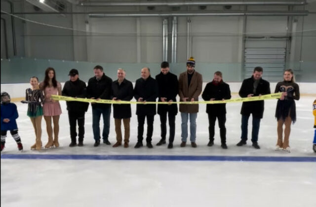 Rožňava sa pýši zrekonštruovaným zimným štadiónom, slávnostné otvorenie sprevádzalo verejné korčuľovanie – VIDEO