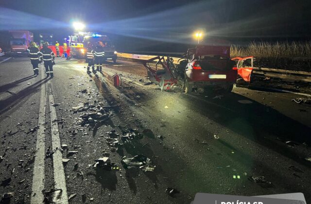 Tragická nehoda na diaľnici D1 pri Trenčíne si vyžiadala dve obete – FOTO