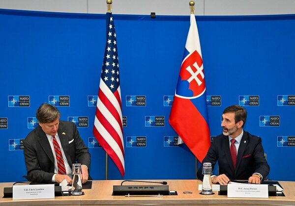 Slovensko je pripravené Ukrajine opäť poskytnúť pomoc, Blanár v rámci zasadnutia NATO rokoval aj s Landauom – FOTO